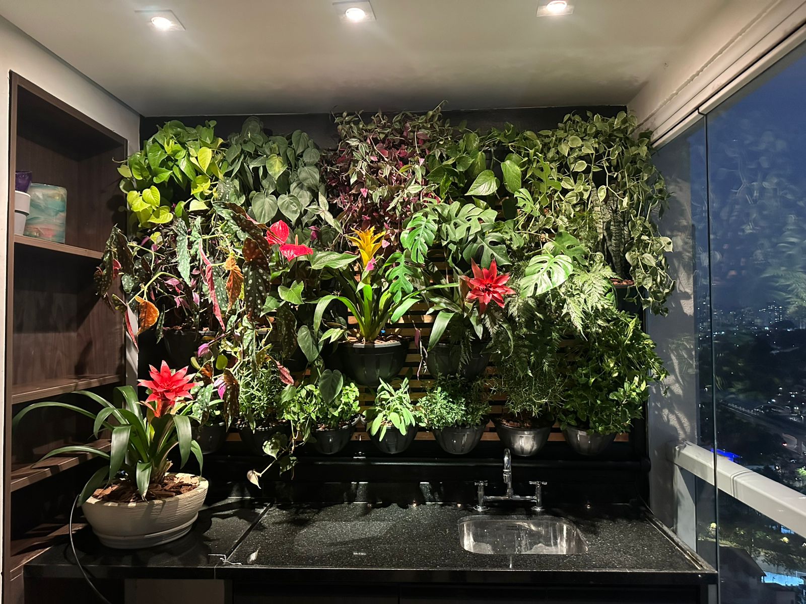 Jardim vertical na área gourmet, iluminado à noite