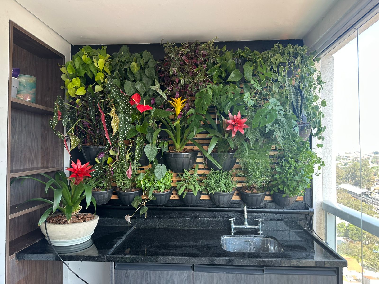 Jardim vertical na área gourmet, durante o dia